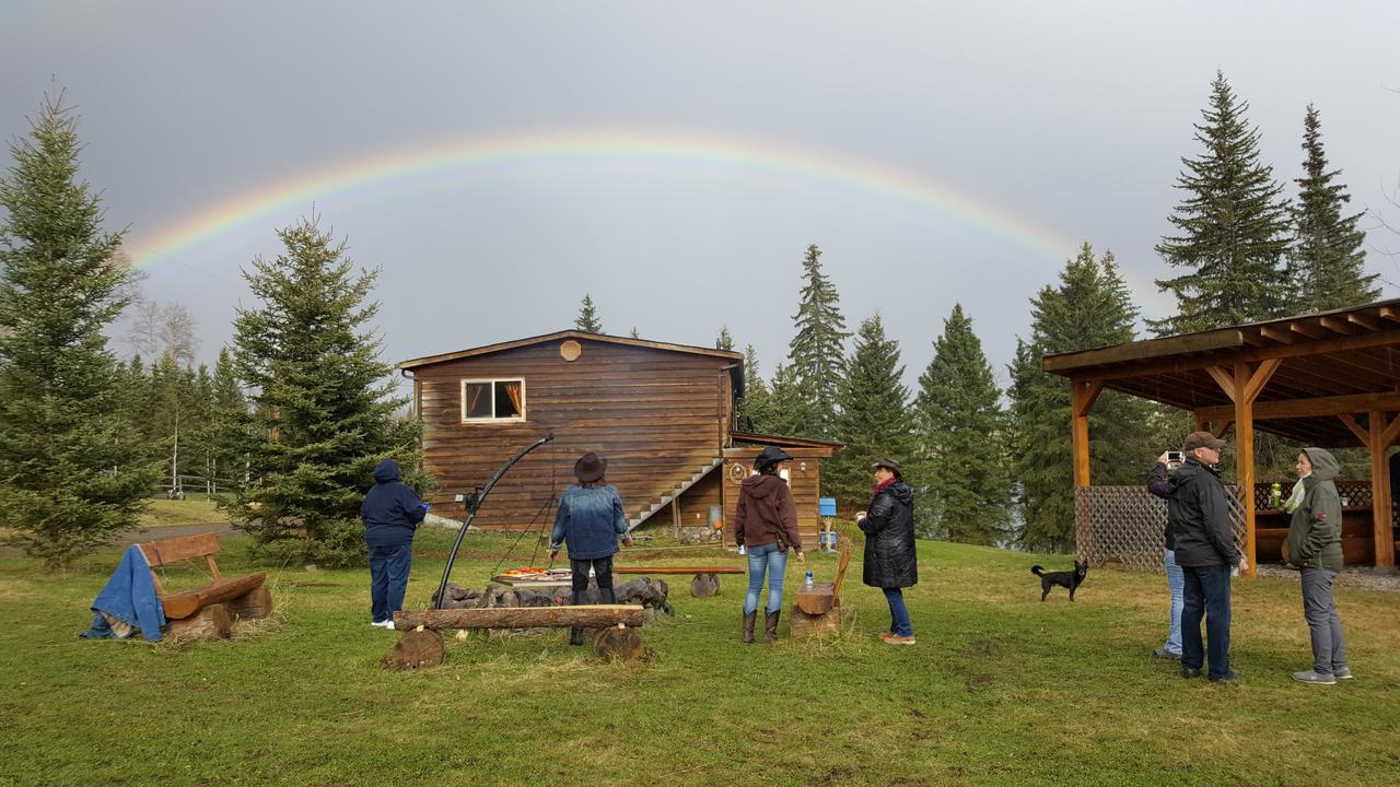 Wettstone Guest Ranch Bed & Breakfast Bridge Lake Екстериор снимка