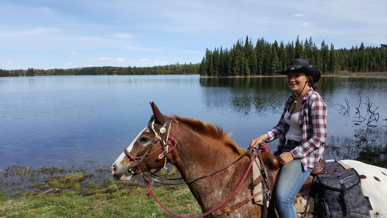 Wettstone Guest Ranch Bed & Breakfast Bridge Lake Екстериор снимка