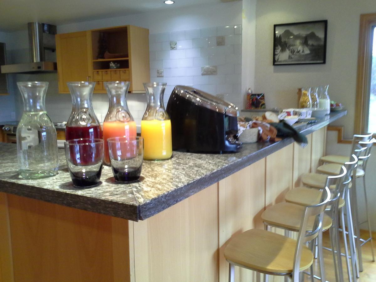 Wettstone Guest Ranch Bed & Breakfast Bridge Lake Екстериор снимка