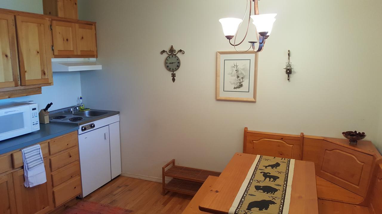 Wettstone Guest Ranch Bed & Breakfast Bridge Lake Екстериор снимка
