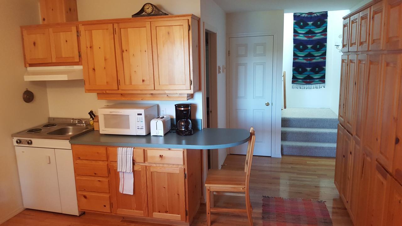 Wettstone Guest Ranch Bed & Breakfast Bridge Lake Екстериор снимка
