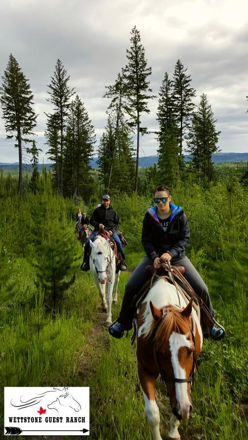 Wettstone Guest Ranch Bed & Breakfast Bridge Lake Екстериор снимка